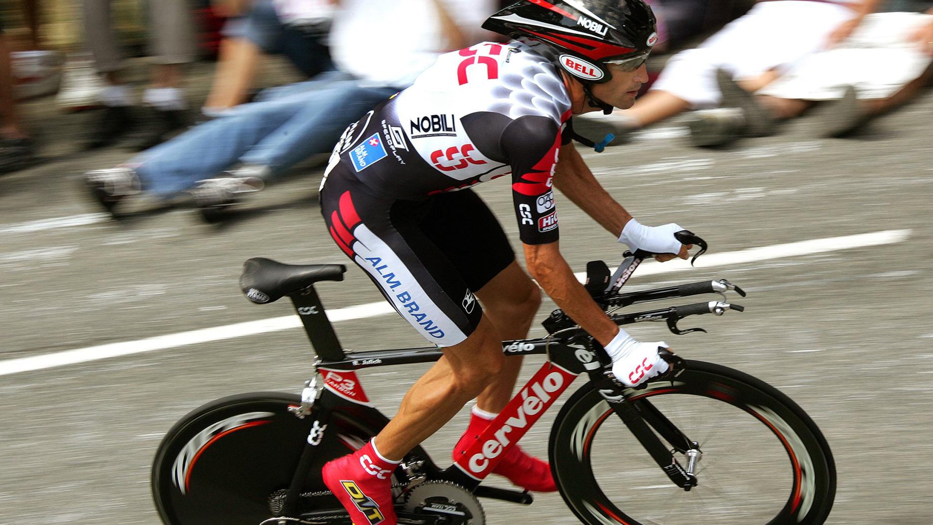 九游网页版官网-“漂移王者：弯道飞旋的速度舞蹈”，漂移入弯教学